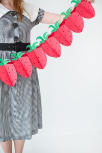 diy-paper-strawberry-garland-ehow1-600x900